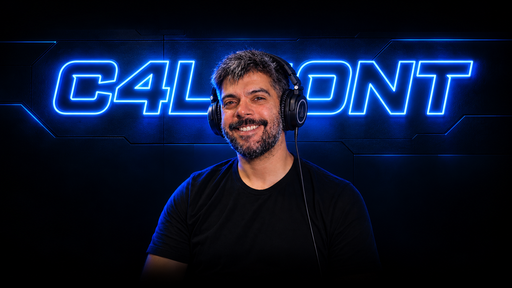 Bruno Calmont diante do logotipo C4lmont em azul neon